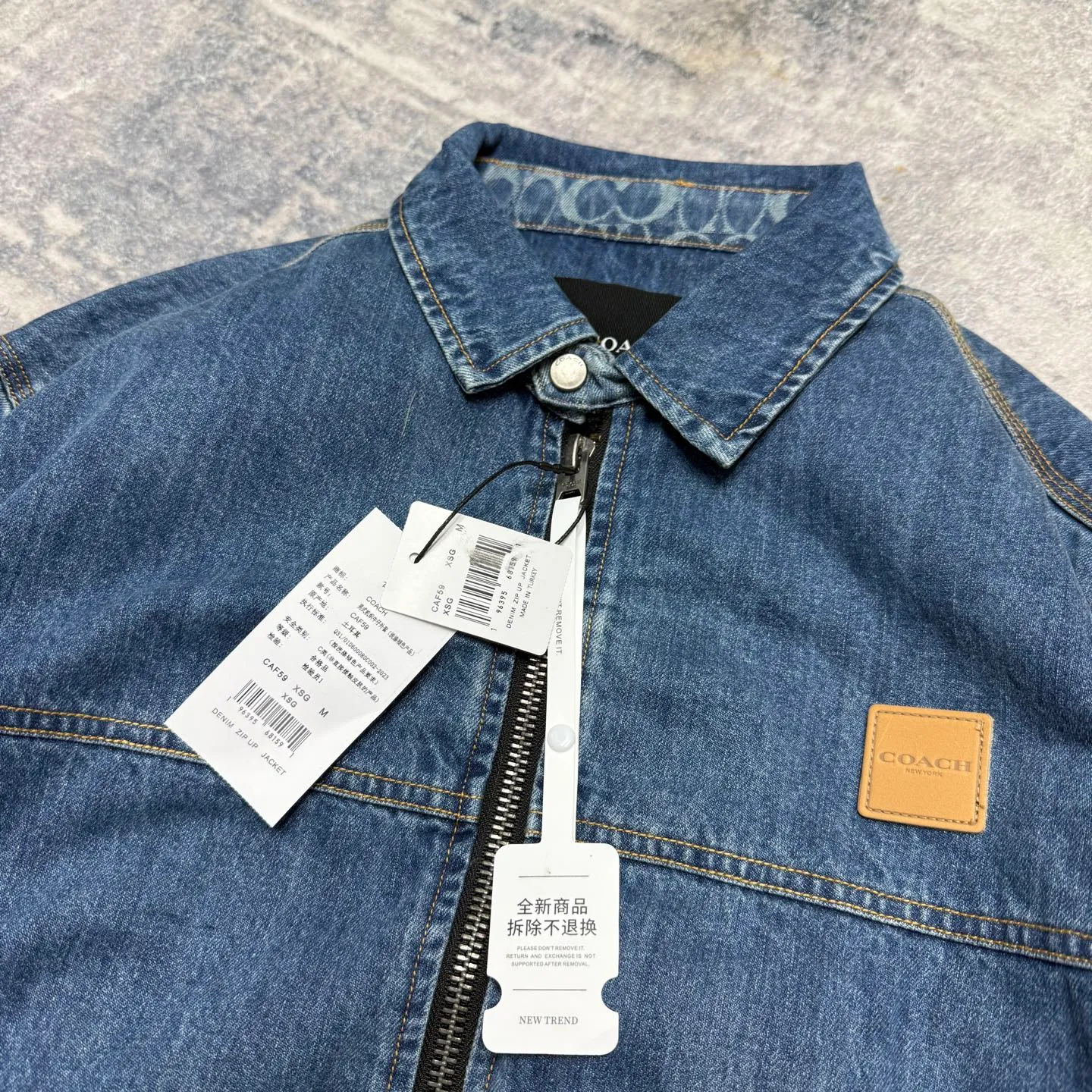 Available for new shipment in early spring! COH men's American Retro workwear Detroit washed distressed denim lapel cotton splicing zipper jacket, very Retro Blue denim, denim will never go out of style. The upper body of various experts shows how handsome he is. This style is very casual yet a bit gentlemanly. It is not so ostentatious, but the upper body makes the whole person look tall and elegant. That is, you only need to wear this coat. You don’t have to think about the overall matching, it’s casual and fashionable to wear casually. This can be worn by both men and women, and the fit is very correct. Shipped by a trading company and produced on a large assembly line, the quality is absolutely superb. The overall wiring is smooth and neat, and the inner lining is made of pure cotton, which is breathable and comfortable and has excellent skin fit. It's definitely the quality that goes in and out of the mall. The whole set of hardware is made by Koujia with logo letters. The texture of ancient silver matches the whole dress very well. The Genuine Leather leather label on the front chest is beautifully embellished. Really high quality. The shopkeeper’s own money. 🤗🤗🤗 Color: Washed Retro denim blue Size: M-XXL (equivalent to M-XXL) Fabric: Denim (Composition: Cotton) M size: Length 68CM Bust 118CM Shoulder width 53CM Sleeve length 62CM (Reference height 165-170CM Weight 110-130 catties) L size: Length: 70CM Bust 122CM Shoulder width 54CM, sleeve length 63CM (reference height 170-175CM, weight 130-150 catties) XL code: length: 72cm, bust: 126cm shoulder width: 55cm, sleeve length: 64cm (reference height 175-180CM, weight 145-165 catties) XXL code: length: 74cm, bust: 130cm, shoulder width: 56cm Sleeve length: 65cm (reference height 180-185CM, weight 165-185 catties)